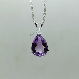 Peut inclure: Un collier en argent avec un pendentif en améthyste en forme de poire.