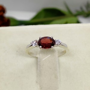 Anillo solitario de granate natural, delicado anillo de granate, piedra natal de enero, plata de ley 925, anillo de promesa sencillo, regalo para el Día de la Madre