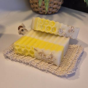 Handpoured Oatmeal and Honey Soap Bar | Gentle Exfoliating, Sensitive Skin | + Soap saver bag