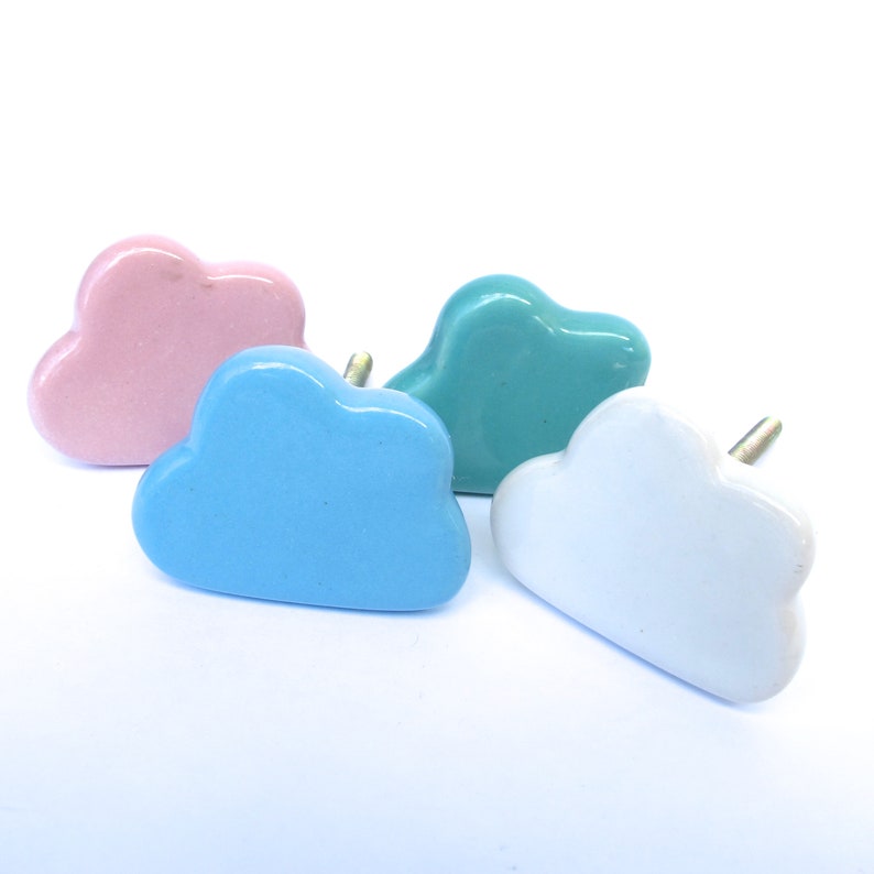 Peut inclure: Quatre boutons de porte en c&eacute;ramique en forme de nuage de couleur rose, bleu clair, turquoise et blanc.
