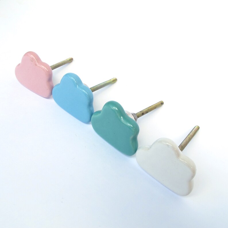Peut inclure: Quatre boutons de tiroir en c&eacute;ramique en forme de nuage de couleur rose, bleu, turquoise et blanc.