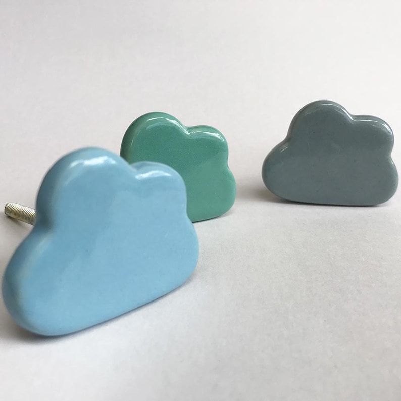 Peut inclure: Trois poign&eacute;es de tiroir en forme de nuage en c&eacute;ramique, bleu, bleu clair et vert.