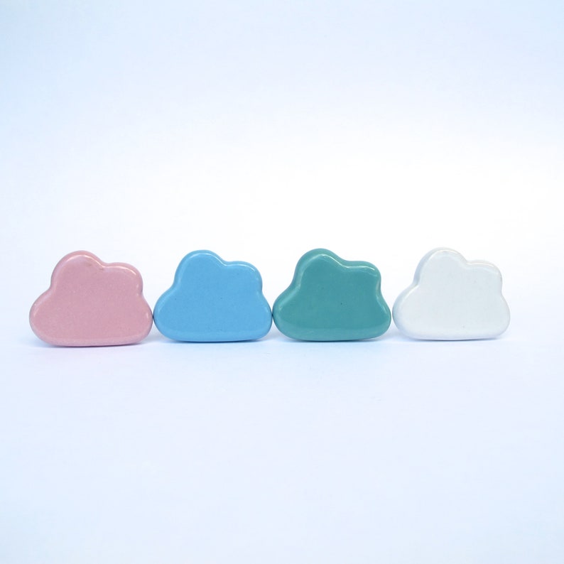 Peut inclure: Quatre ornements en forme de nuage en c&eacute;ramique de couleur rose, bleu clair, turquoise et blanc.