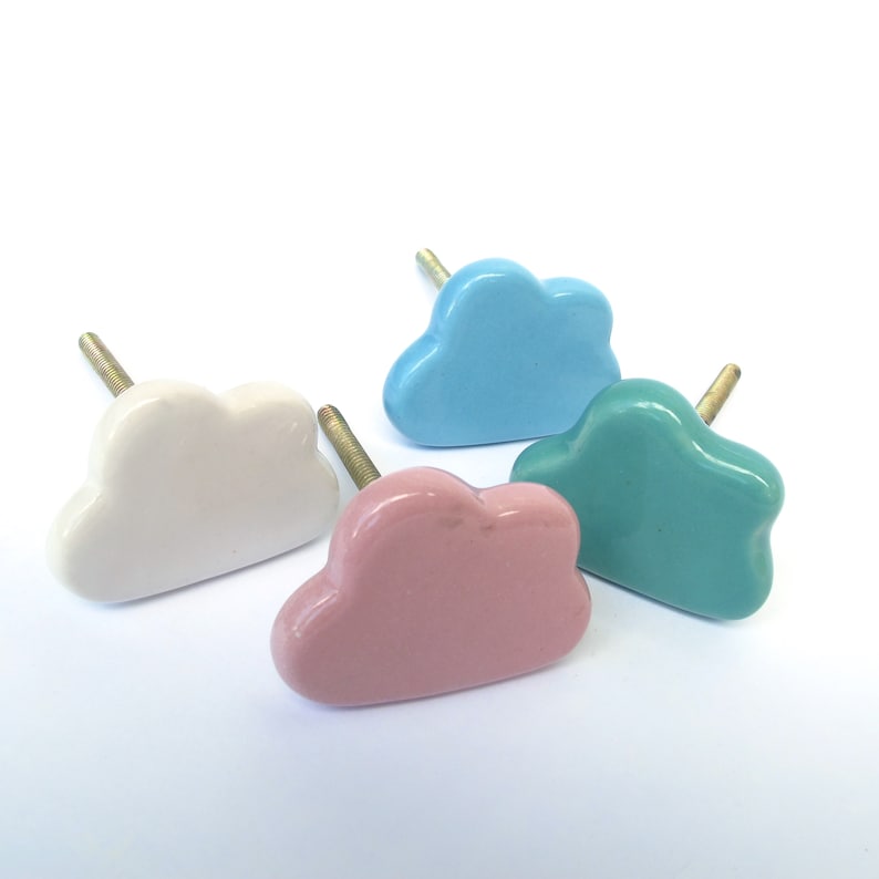 Peut inclure: Quatre boutons de tiroir en forme de nuage en c&eacute;ramique, en blanc, bleu clair, rose et turquoise.