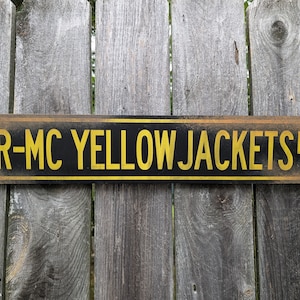 R-MC Yellow Jackets Road - Arte de letreros de calles universitarias