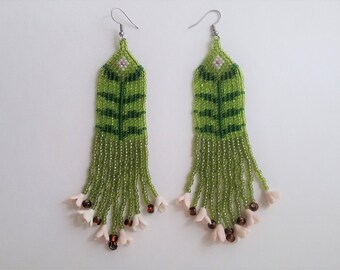 Green fringe earrings. Beaded fringe earrings with white flowers. Long boho earrings with floral ornament. Bohemian wedding earrings