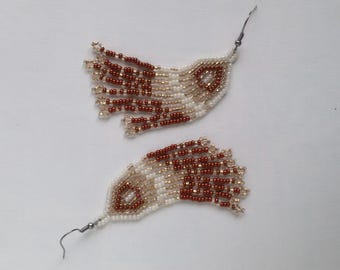 Fringe beaded earrings. White gold and brown boho earrings.