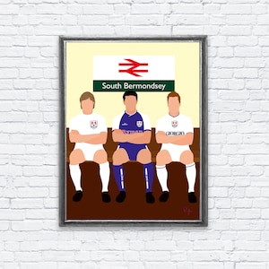 Peut inclure: Une illustration numérique de trois hommes assis sur un banc. Les hommes portent des maillots de football. Le maillot du milieu est violet et blanc. Les maillots des hommes aux extrémités sont blancs. Les hommes sont assis devant une pancarte qui dit "South Bermondsey" et un logo de train.