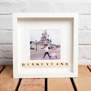 Marco de fotos de viaje personalizado: cualquier ubicación en fichas de Scrabble