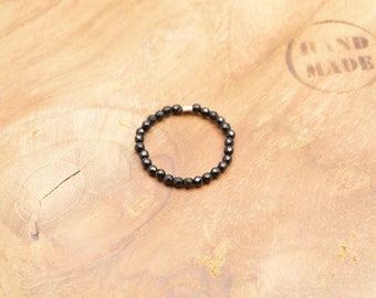 Ring made of faceted onyx beads