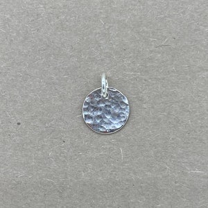 Gravurplättchen gehämmert Buchstabe personalisiert 925 Silber