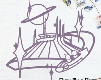 Könnte beinhalten: Ein lavendelfarbener Papierauschnitt, der eine Weltraum-Themenpark-Fahrt darstellt, mit einem Planeten und Ringen, Sternen und dem Text "FAIRY TALE CUTS" von "MISS MANDEE". Das Design umfasst eine Achterbahn und futuristische Architektur.