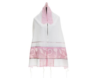 Puede incluir: Chale de oración blanco con detalles en rosa. El chal presenta un diseño floral rosa en la parte inferior y alrededor del cuello. Rayas plateadas bordean las secciones rosas. Flecos cuelgan de la parte inferior del chal.