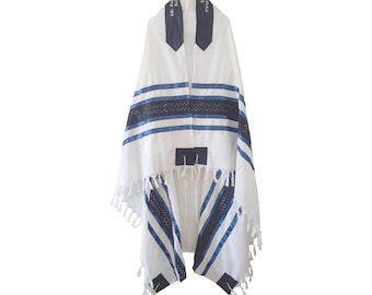 Puede incluir: Chal de oración blanco con rayas y detalles azules. El chal tiene un cuello y ribete azul oscuro, con borlas en la parte inferior. Se ve texto hebreo en el cuello.