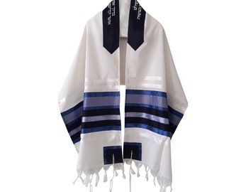 Puede incluir: Chal de oración blanco con rayas y detalles azules. El chal tiene bandas azul oscuro en la parte superior con texto hebreo y ribete a juego. Las esquinas inferiores tienen borlas decorativas. Una prenda religiosa tradicional.