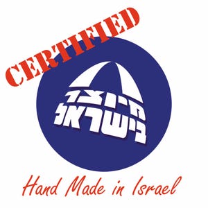 Puede incluir: Un logotipo con un c&iacute;rculo azul que contiene texto hebreo blanco y un dise&ntilde;o de arco blanco. La palabra "CERTIFIED" est&aacute; en rojo, en &aacute;ngulo en la parte superior. Debajo, el texto "Hand Made in Israel" est&aacute; en rojo.