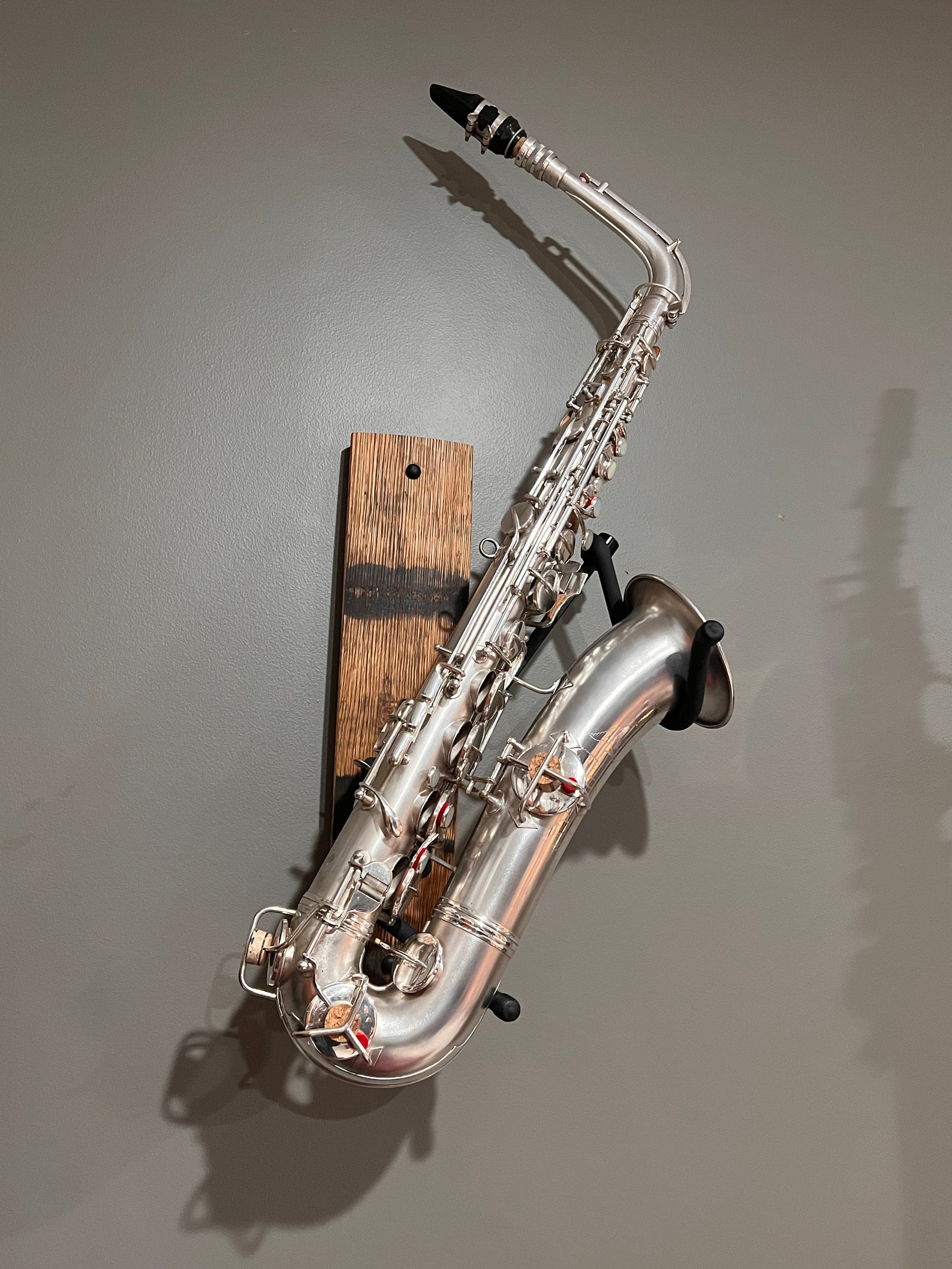 Whiskey Barrel Stave Saxophone Wall Mount Saxophone Hanger Soprano Holder Alto Holder Tenor