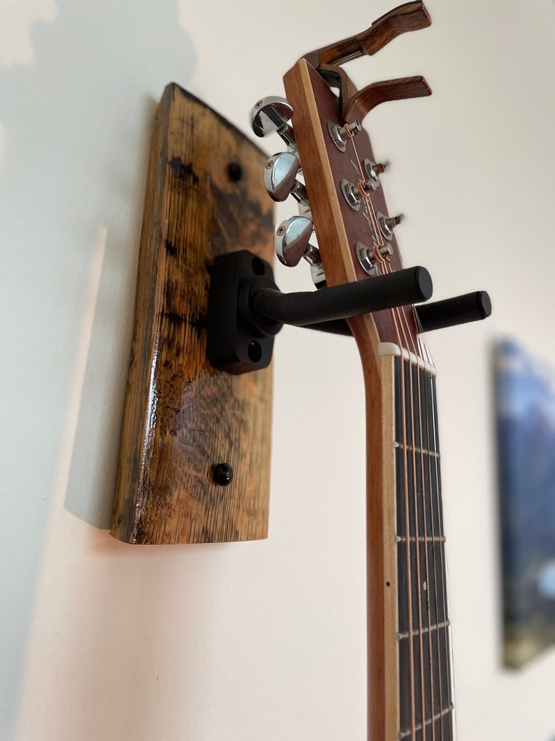 Whiskey Barrel Stave Guitar Wall Mount / One Guitar Hanger / Ukelele, Bajo, Banjo, Acústica, Guitarra Eléctrica Wall Hanger imagen 1