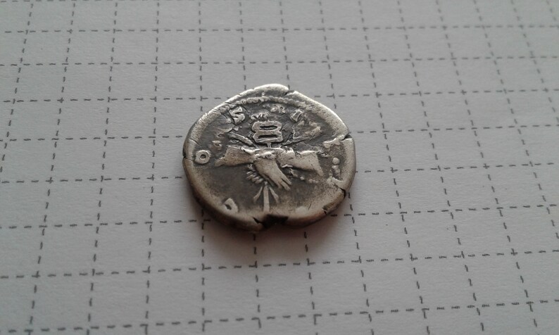 handshake Denarius of Emperor Pius reverse