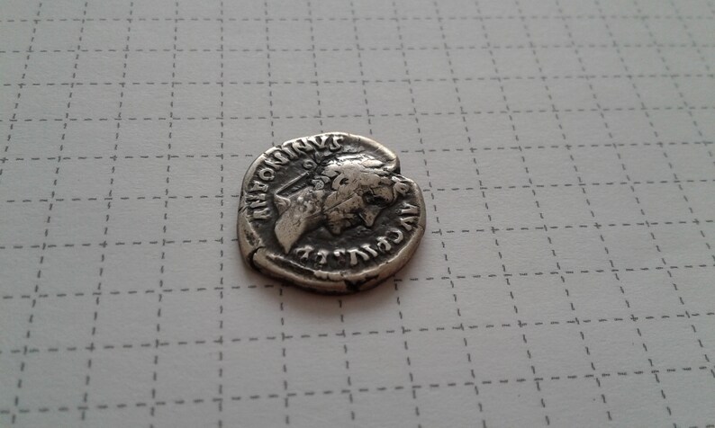 handshake Denarius of Emperor Pius reverse