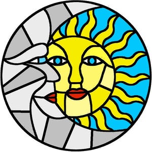 Puede incluir: Un diseño circular de vidriera que representa el sol y la luna. El sol es amarillo con detalles azules y una cara sonriente. La luna es gris con una cara serena. Ambos cuerpos celestes están delineados en negro.