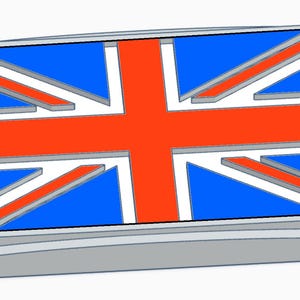 Puede incluir: Un pin rectangular con la Union Jack, la bandera del Reino Unido. El diseño incluye una cruz roja y rayas diagonales sobre un fondo azul, enmarcado por un borde plateado.