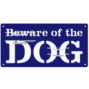 以下が含まれることがあります： 「Beware of the DOG」と白文字で書かれた青い金属製の看板です。