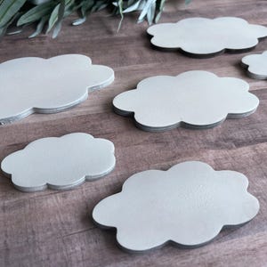 Miniconjunto de 7 adornos de pared con forma de nube, de madera, para habitación infantil o sala de juegos.