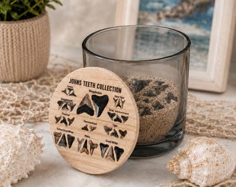 Haifischzahn-Präsentationsglas mit individuellem Strandnamen und Identifikationsdeckel