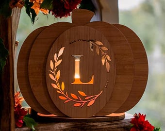 Personlig pumpa-ljushållare med anpassad monogramdekor