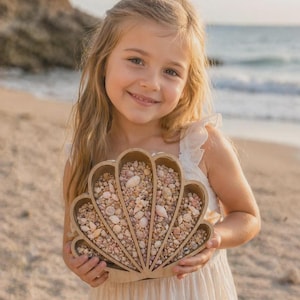 Decoratie met schelpen in een schaduwdoos, een kustthema voor strandvondsten.