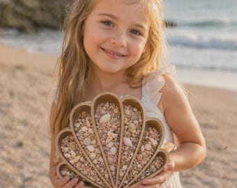 Caja decorativa con forma de conchas marinas, expositor costero para tesoros de la playa.