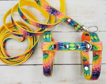 Frettentuigje en riemset. Geel tie-dye harnas voor fretten.