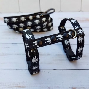 Halloween Skull harness for ferrets. Black harness for kitten, rabbit, small dogs. Harness with leash included.
