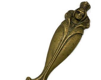 Crown puller in the shape of a queen