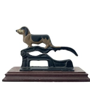 Vintage gietijzeren notenkraker in de vorm van een hond
