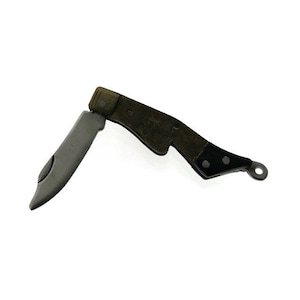 Miniature pocket knife in the shape of a hoof