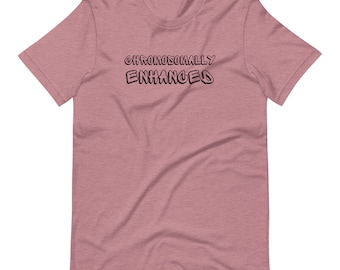 Könnte beinhalten: Ein heidefarbenes T-Shirt mit dem Aufdruck "Chromosomally Enhanced" in Schwarz.
