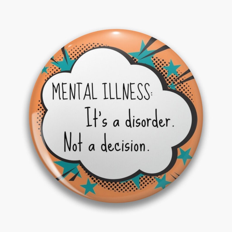 Pu&ograve; includere: Bottone arancione e bianco con un fumetto di stile fumetto che dice "MENTAL ILLNESS: It's a disorder. Not a decision."