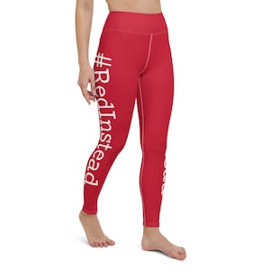 Puede incluir: Leggings de yoga rojas con una impresión blanca que dice "#RedInstead".