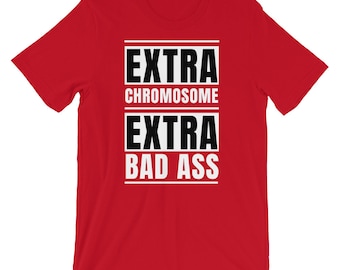Könnte beinhalten: Rotes T-Shirt mit kurzen Ärmeln und schwarzem Text, der "EXTRA CHROMOSOME EXTRA BAD ASS" lautet.