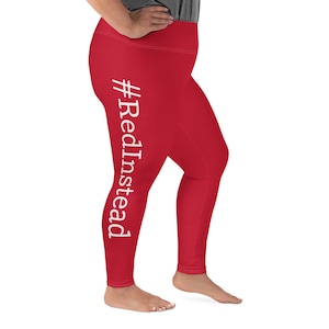 Puede incluir: Leggings rojas con el texto "#RedInstead" impreso en el lateral en blanco.