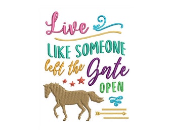 Op de afbeelding: Geborduurd ontwerp met de tekst "Live like someone left the gate open" in roze, teal, goud, paars en groen. Een bruin paard en steraccenten zijn ook in het ontwerp opgenomen.