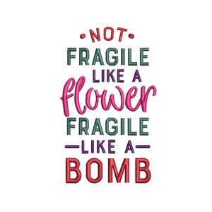 以下が含まれることがあります： 「NOT FRAGILE LIKE A flower FRAGILE LIKE A BOMB」の文字が刺繍されたデザイン。テキストは赤、緑、紫、ピンクなど様々な色で、白い背景に描かれています。ワッペンや刺繍プロジェクトのデザインである可能性が高いです。