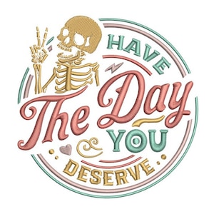 Könnte beinhalten: Ein farbenfrohes kreisförmiges Design mit einem Skelett, das ein Peace-Zeichen hält. Der Text lautet "Have the Day You Deserve."