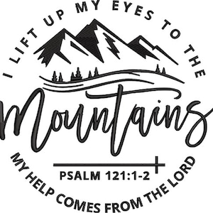 Könnte beinhalten: Kreisförmiges Design mit dem Text "I LIFT UP MY EYES TO THE MOUNTAINS" und "MY HELP COMES FROM THE LORD". Das Design beinhaltet eine Bergkette und den Text "PSALM 121:1-2". Das Design ist schwarz auf weißem Hintergrund.