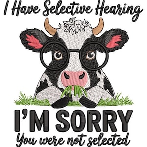 Könnte beinhalten: Ein Stickdesign mit einer Kuh, die eine Brille trägt und Gras frisst. Der Text oben lautet "I Have Selective Hearing" und darunter "I'M SORRY You were not selected". Die Kuh ist schwarz-weiß mit rosa Akzenten.