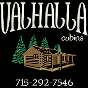 K&ouml;nnte beinhalten: Gesticktes Design auf schwarzem Hintergrund. Das Wort "VALHALLA" ist oben in wei&szlig;en, stilisierten Buchstaben angeordnet. Darunter steht das Wort "cabins" in wei&szlig;er Schrift. Eine H&uuml;ttenillustration ist zentriert, mit gr&uuml;nen B&auml;umen links. Die Telefonnummer 715-292-7546 befindet sich unten.
