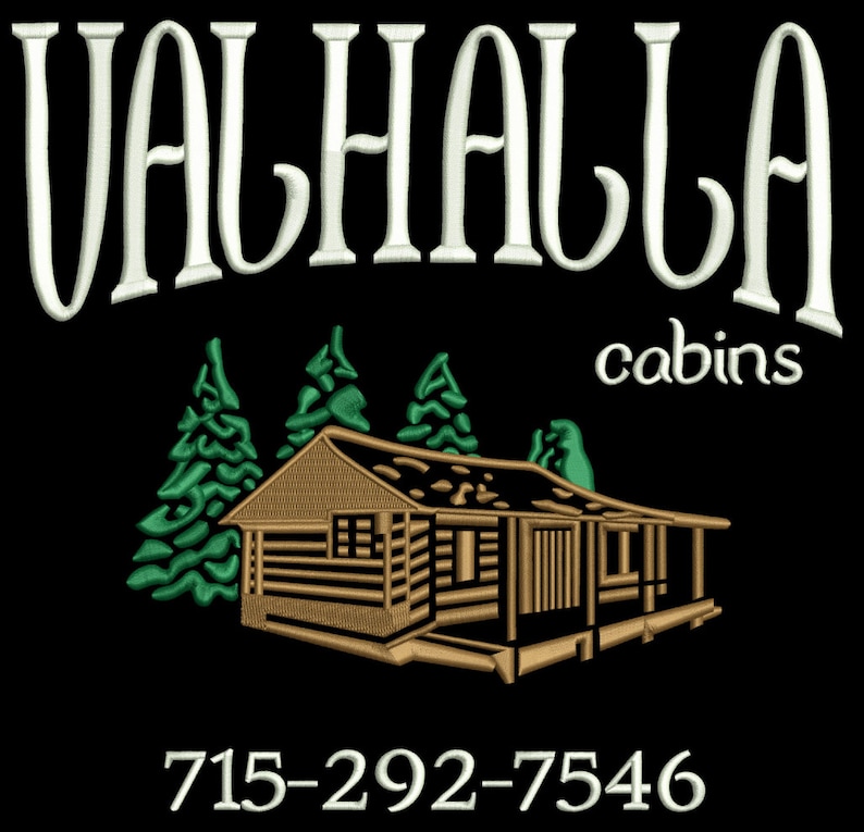 K&ouml;nnte beinhalten: Gesticktes Design auf schwarzem Hintergrund. Das Wort "VALHALLA" ist oben in wei&szlig;en, stilisierten Buchstaben angeordnet. Darunter steht das Wort "cabins" in wei&szlig;er Schrift. Eine H&uuml;ttenillustration ist zentriert, mit gr&uuml;nen B&auml;umen links. Die Telefonnummer 715-292-7546 befindet sich unten.