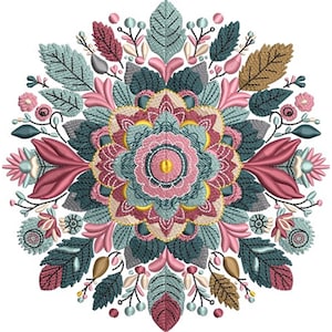 Puede incluir: Diseño de bordado floral detallado con una disposición simétrica de hojas, flores y bayas en tonos rosa, verde azulado y marrón. El diseño está centrado en un fondo blanco, mostrando costuras intrincadas.